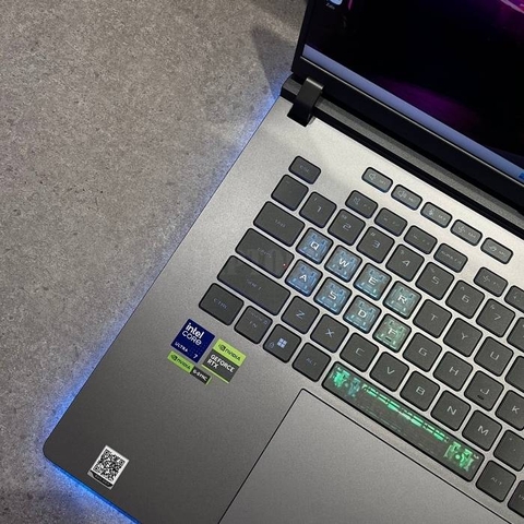 Asus ROG Strix G16 - Bàn phím trái