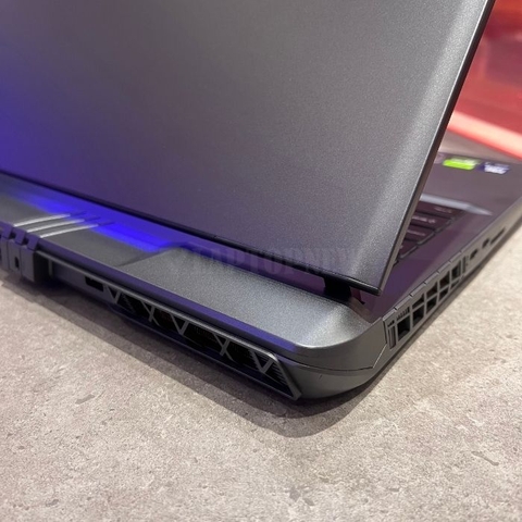 MSI Vector 16 HX AI - Tản nhiệt trái