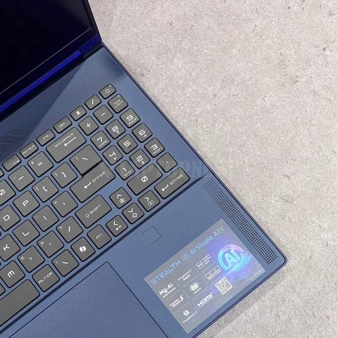 LAPTOP MSI STEALTH 16 AI - Bàn phím phải