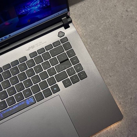 Asus ROG Strix G16 - Bàn phím phải