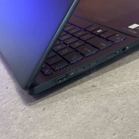 Asus Vivobook S15 - Cổng kết nối trái