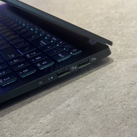 Asus Vivobook S15 - Cổng kết nối phải