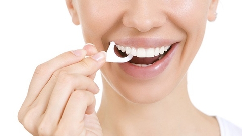 Góc giải đáp: Khi dùng chỉ nha khoa có làm thưa răng không?