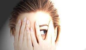 Tình trạng mắt nhức mỏi sợ ánh sáng là bệnh gì?
