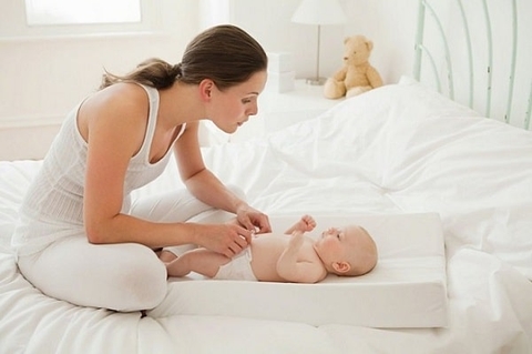 Phụ nữ thời kỳ cho con bú dùng kem dưỡng da mặt có ảnh hưởng gì đến em bé không?
