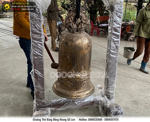 Chuông đồng giá gỗ lim đặt tại nhà thờ