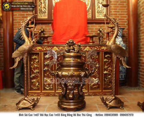 Bộ đỉnh và đôi hạc bằng đồng đỏ lắp đặt tại đền thờ