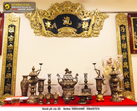 Bộ cuốn thư câu đối bằng đồng vàng nền đen