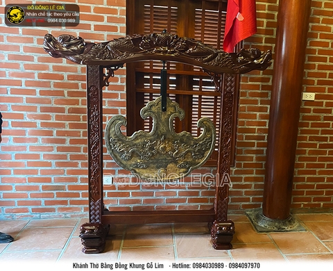 Khánh đồng giá gỗ lim đặt tại nhà thờ