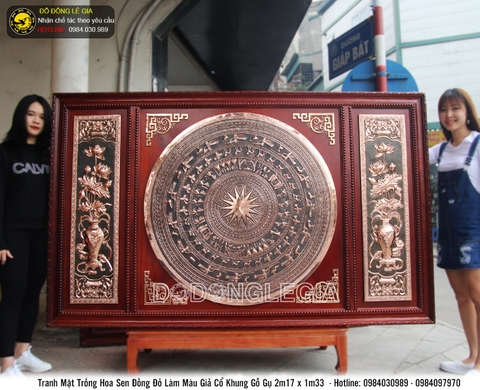 Tranh Trống đồng hoa sen bằng đông đỏ khung gỗ gụ