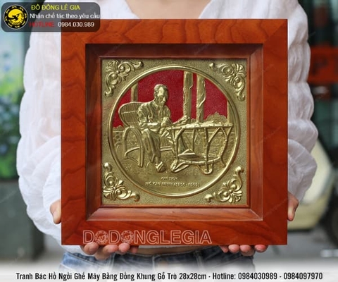 Tranh Bác Hồ ngồi ghế mây bằng đồng khung gỗ trò 28 x 28cm