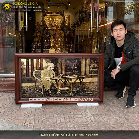 Tranh đồng Bác Hồ ngồi làm việc trong Phủ Chủ tịch