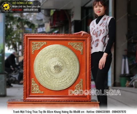 Tranh mặt trống thúc tay Đk 60cm khung hương đá