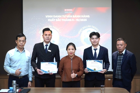 LỄ TRAO CHỨNG CHỈ VÀ VINH DANH TƯ VẤN BÁN HÀNG XUẤT SẮC TẠI TOYOTA TỪ SƠN