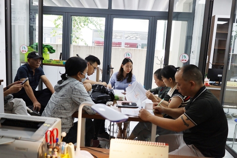 Mua đất có bắt buộc cả vợ và chồng cùng đứng tên trên hợp đồng?