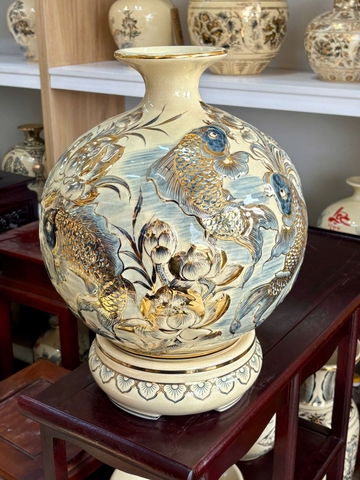 Bình hút tài lộc cá chép hoa sen H35 đắp nổi gốm Chu Đậu vẽ vàng 24k