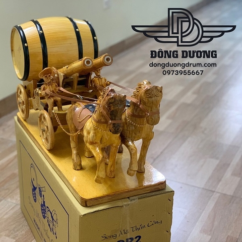 ngựa kéo bo rượu màu vàng