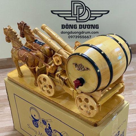 ngựa kéo trống rượu màu vàng