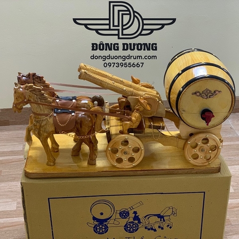 xe ngựa kéo bom rượu màu vàng