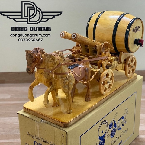 xe ngựa kéo trống rượu màu vàng