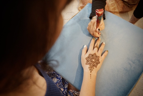Khóa học vẽ Henna: Học cách tạo ra những hình xăm Henna đầy mê hoặc khi bạn tham gia khóa học này. Trải nghiệm cảm giác sáng tạo và thư giãn khi bạn học cách sử dụng các bút vẽ và tạo ra những họa tiết đẹp mắt. Hãy để bản thân được thỏa mãn và phát triển tài năng nghệ thuật của bạn tại khóa học vẽ Henna này.