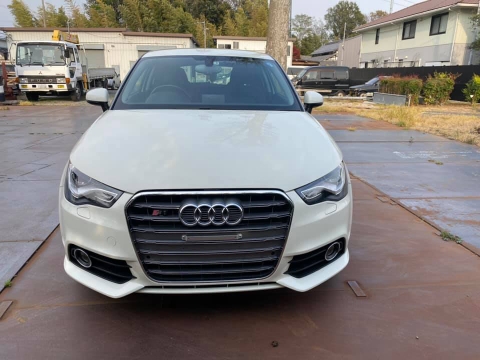 AUDI- A1- 1.4TFSI コンぺPG- 1400cc(19.4km／リットル)