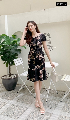 21/V046/01  VÁY ĐUÔI CÁ, CỔ VUÔNG, HOA NỀN ĐEN