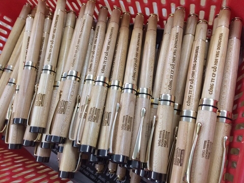 BÚT GỖ KHẮC TÊN