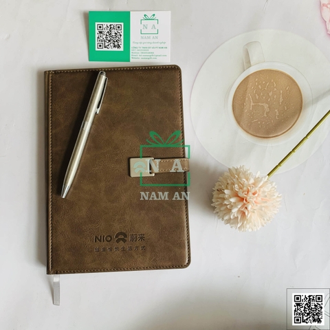 Sổ Bìa Còng May Cạnh Dập Chìm Logo