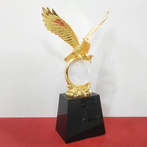 Cúp pha lê chim đại bàng