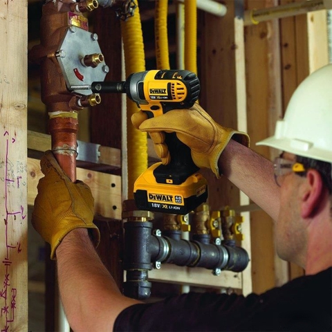 Máy bắn bu lông pin Dewalt DCF880M2 18V