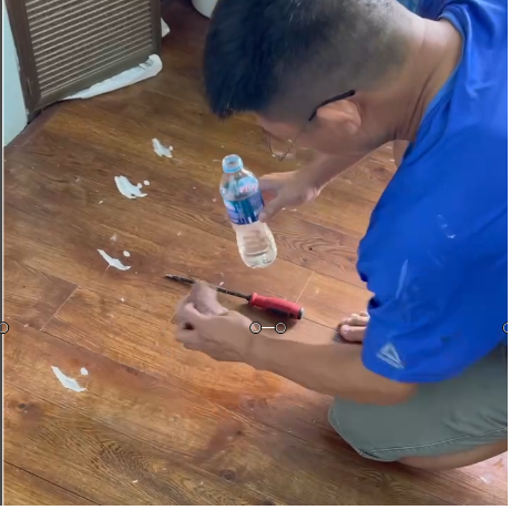Kinh nghiệm tẩy sơn dính trên sàn gỗ.