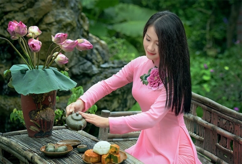 Uống trà sen giữa trời thu Hà Nội