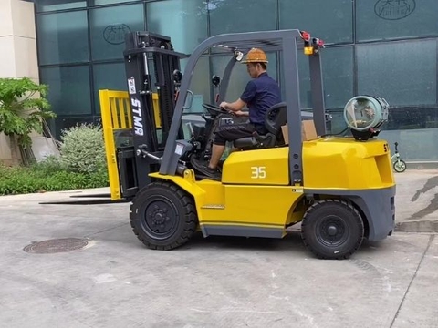 Chứng chỉ xe nâng có mấy loại? Học lái xe nâng cần những gì?