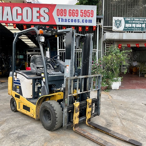 Xe nâng Komatsu 2,5 tấn điện ngồi lái dịch giá