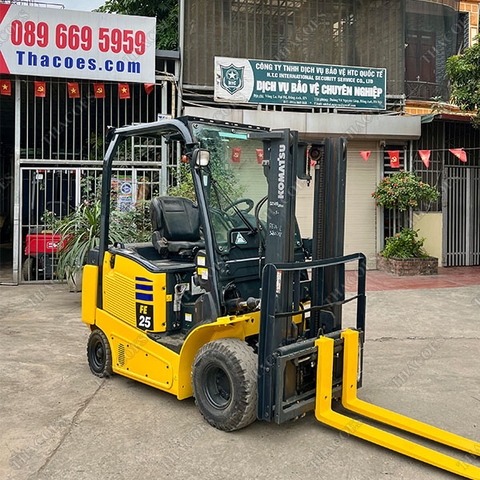 Xe nâng Komatsu 2,5 tấn điện ngồi lái bình khô