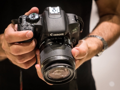 Trên tay máy ảnh Canon EOS 800D: Máy ảnh hoàn hảo cho người mới chơi