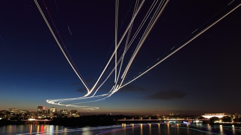 [Ý tưởng hay] Phơi sáng đường bay của máy bay vào buổi tối, và kết quả