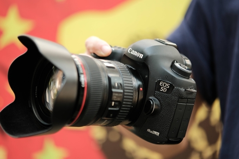 Combo Canon 5D Mark III + 24-105mm f/4L IS USM: Lựa chọn đa dụng cho người mới từ chân dung đến phong cảnh.