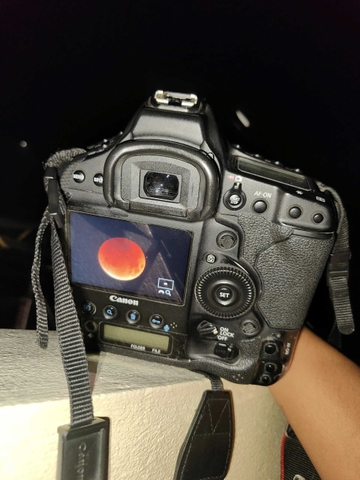 Canon 1D X Mark II và ống kính Canon 300mm f/2.8 IS USM.