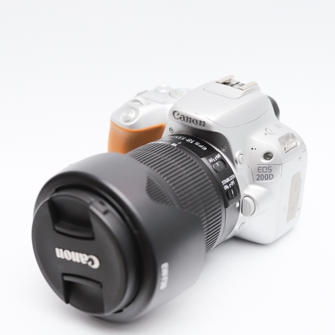 Combo Canon 200D+ Canon 18-135 F3.5-5.6 IS STM nhỏ gọn, quay chụp đa dụng.