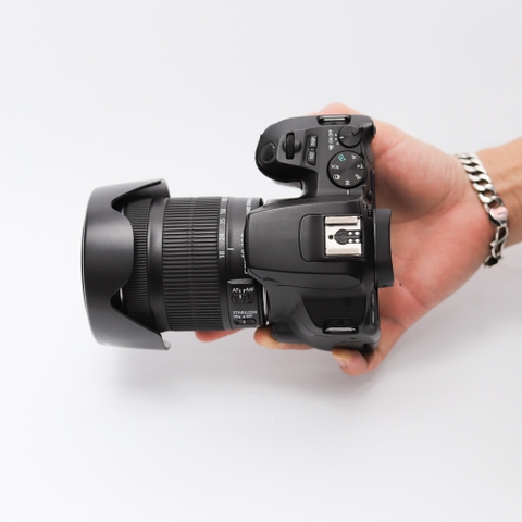 Combo Canon 250D+ Canon 18-135 F3.5-5.6 IS STM nhỏ gọn, quay phim 4k đa dụng.