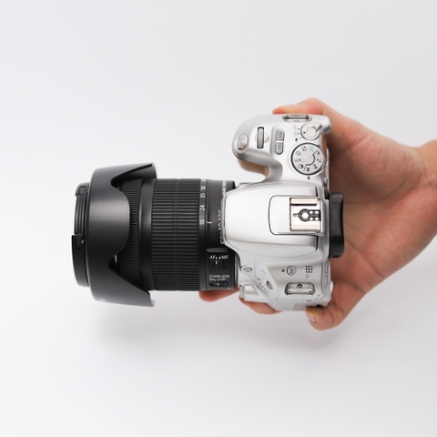 Combo Canon 200D+ Canon 18-135 F3.5-5.6 IS STM nhỏ gọn, quay chụp đa dụng.