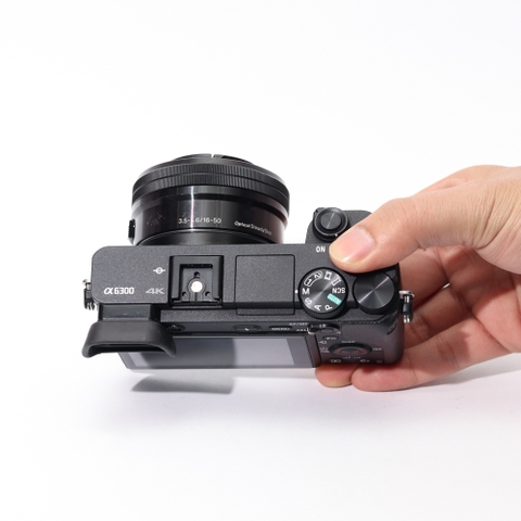 Combo Sony A6300+ Sony 16-50mm f3.5-5.6 nhỏ gọn, đa dụng.