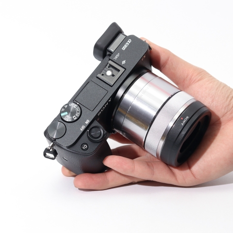 Combo Sony A6300+ Sony E 30mm f3.5 Macro quay chụp cận cảnh, sản phẩm.