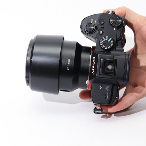 Combo Sony A7 Mark III+ Sony Fe 85mm F1.8 quay chụp chân dung chuyên nghiệp.
