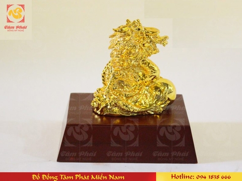 Tượng rồng ôm ngọc bằng đồng mạ vàng 7.5x7x4.5cm