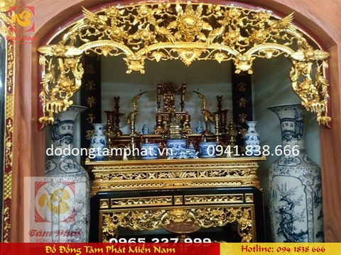 Các món đồ đồng thờ cúng truyền thống dát vàng đặt tại gian thờ