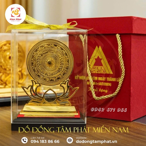 Quà tặng để bàn - Mặt trống đồng đế sen mạ vàng 24k