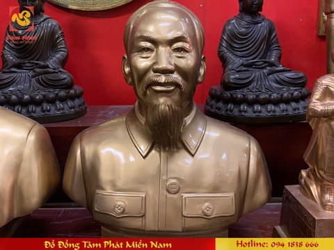 Tượng Bác Hồ bằng đồng đỏ hun xuống màu